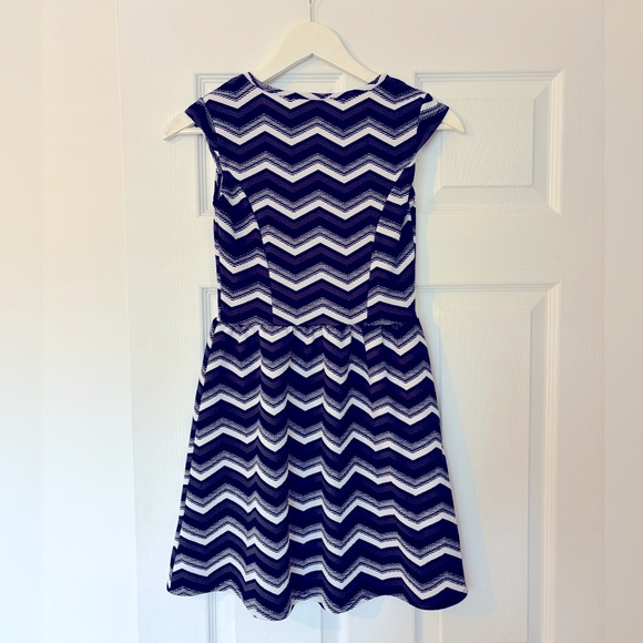 ENOUGH ABOUT ME BLACK GREY AND WHITE CHEVRON DRESS SIZE XS - Picture 2 of 3